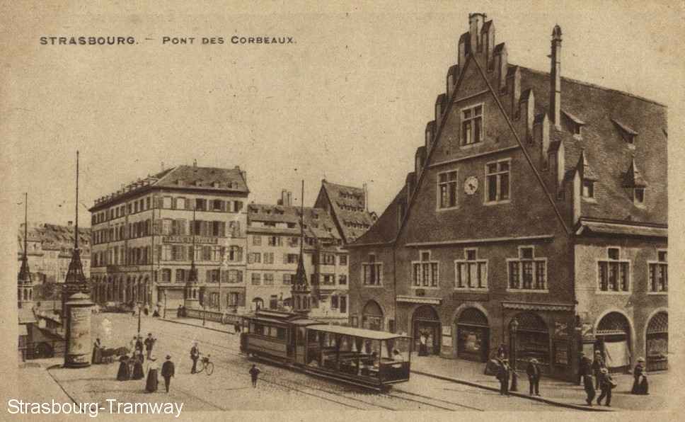 Une motrice et sa remorque d'�t� sur le Pont du Corbeau.